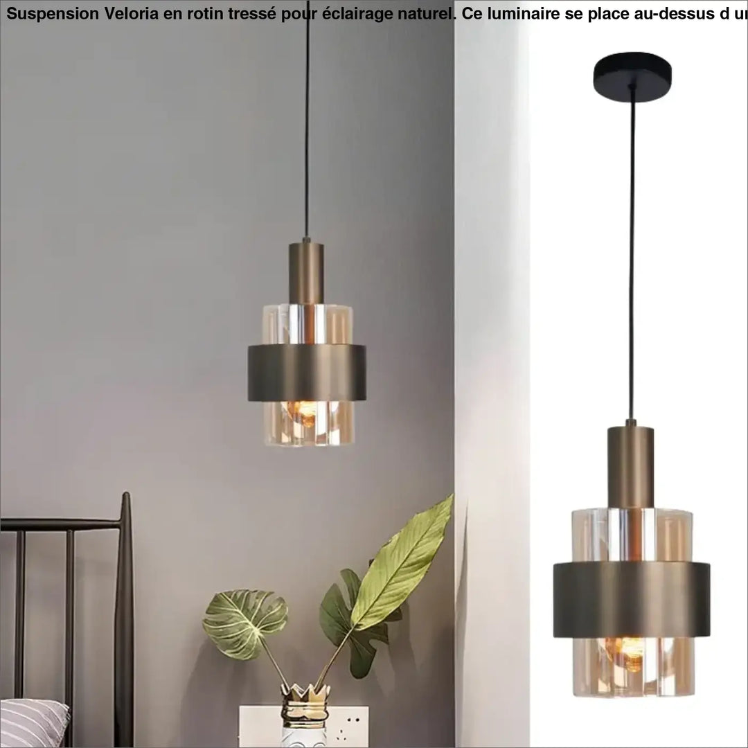 Suspension luminaire en rotin tresse naturel avec finition bronze et abat-jour en verre clair au-dessus d’une table