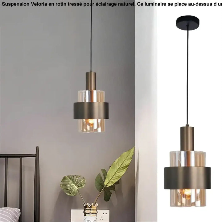 Suspension luminaire en rotin tresse naturel avec finition bronze et abat-jour en verre clair au-dessus d’une table