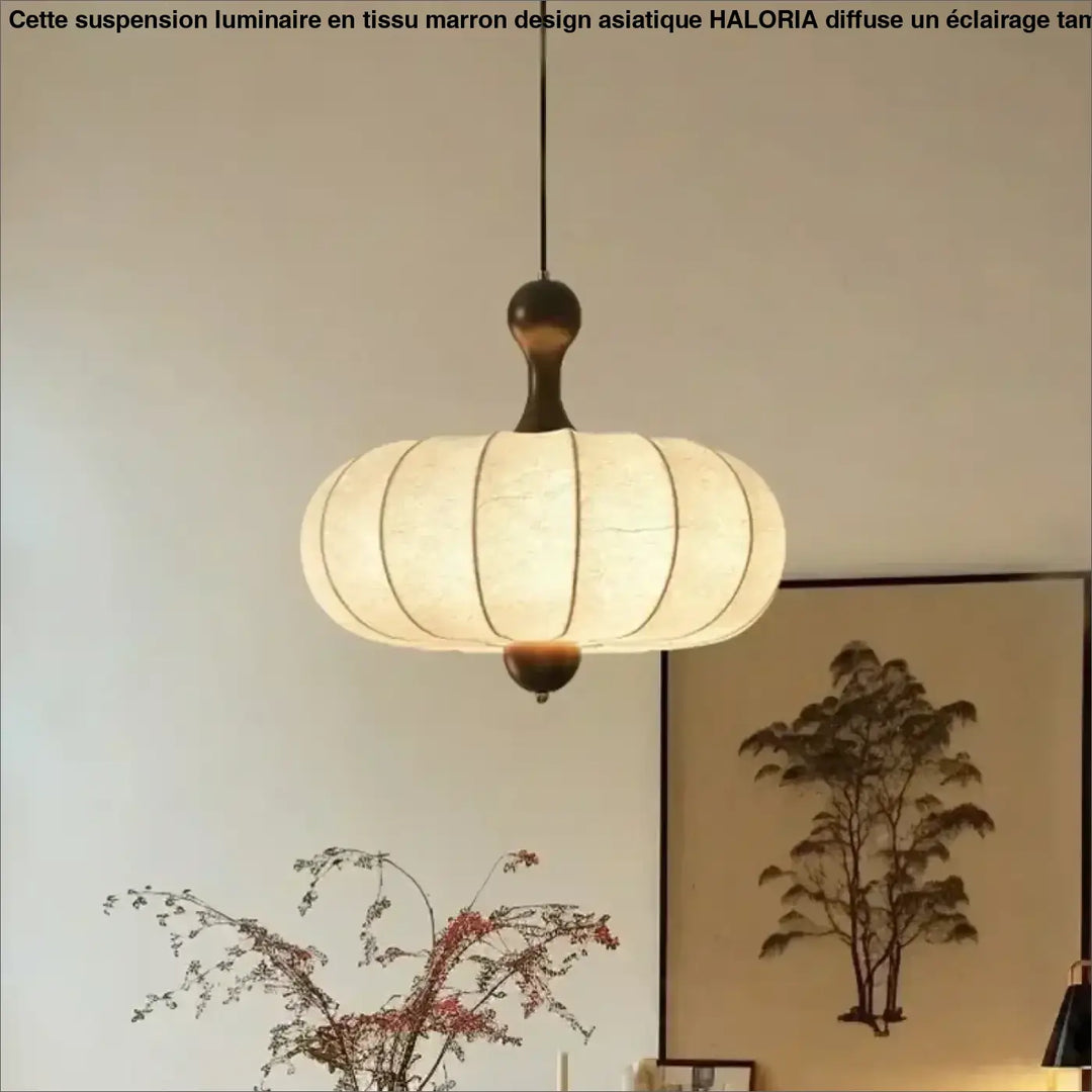 Suspension en tissu plissé beige et bois design japonais

