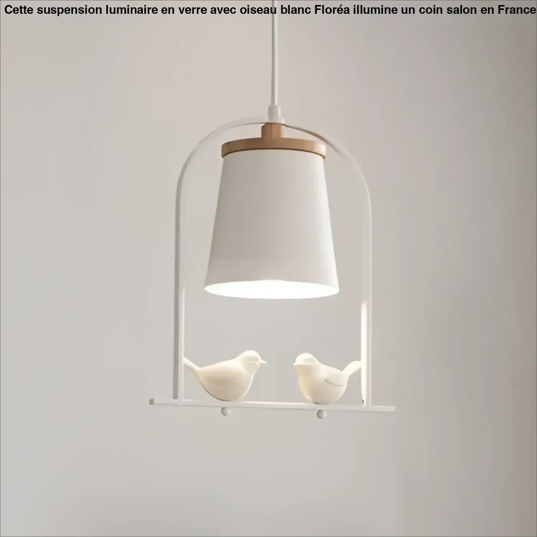 Suspension luminaire en verre avec decor oiseau blanc, cadre metal minimaliste et accent en bois, parfait au-dessus d’une table ou d’un coin salon