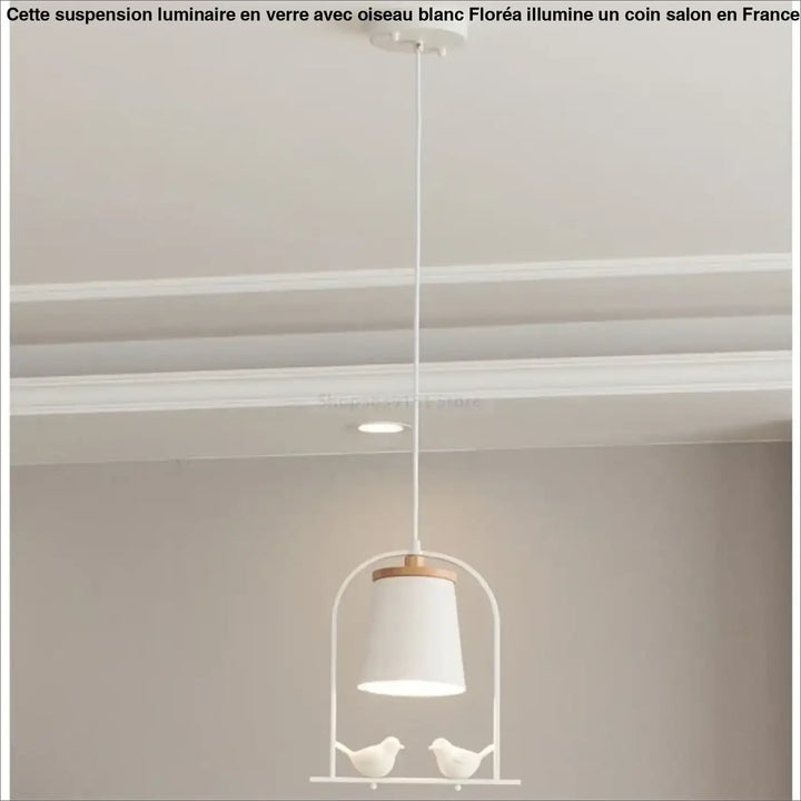 Suspension luminaire en verre blanc avec décor oiseau en céramique et anneau en bois idéale au-dessus d’une table ou d’un coin salon