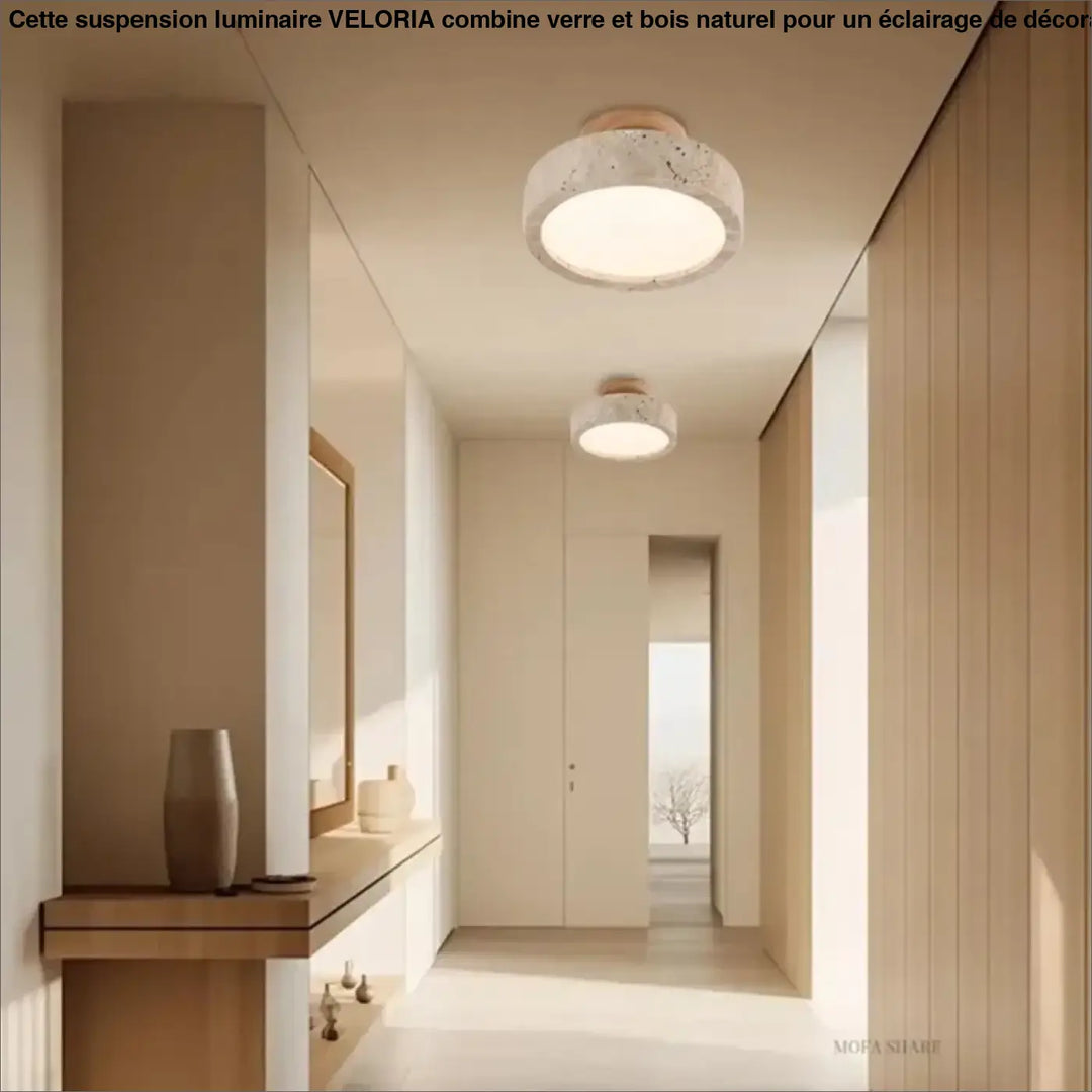 Suspension luminaire en verre avec détails en bois naturel et lumière circulaire diffuse, idéal au-dessus d’une table ou coin salon