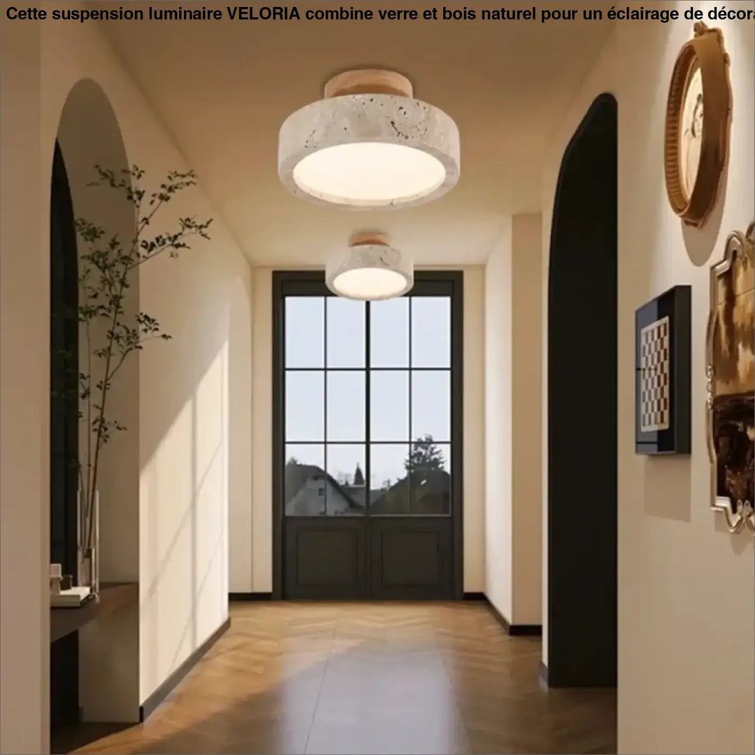 Suspension luminaire moderne en verre avec détails en bois naturel et finition béton blanc texturé diffusant une lumière chaude au-dessus d’une table
