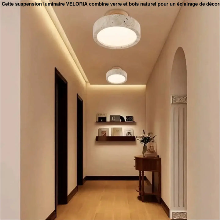 Suspension luminaire veloria en verre avec détails en bois naturel et finition béton clair au-dessus d’une table ou d’un coin salon