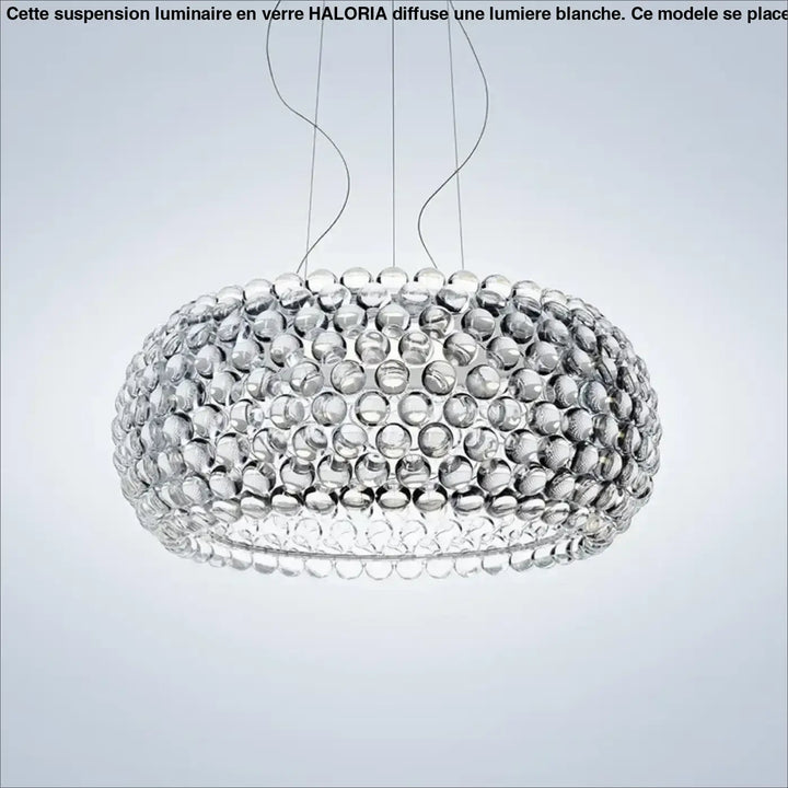 Suspension luminaire en verre clair avec bulle sphérique et lumiere blanche idéale au-dessus d’une table haloria