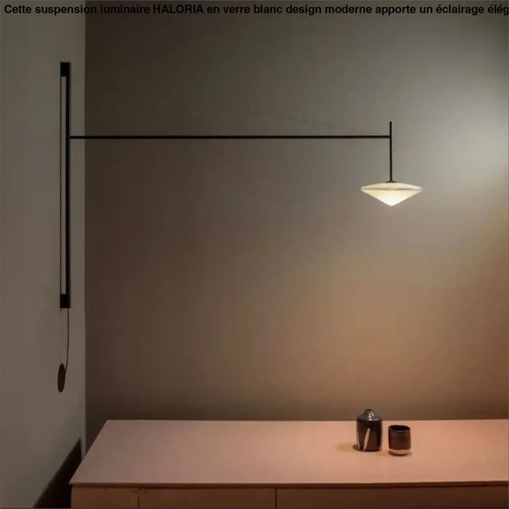 Lampe murale noire minimaliste avec bras angulaire et abat-jour triangulaire en verre blanc design moderne haloria