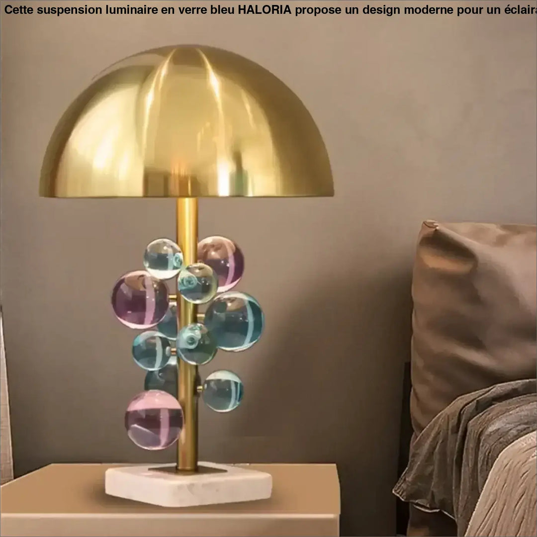 Lampe de table contemporaine opaly avec dôme doré et orbes en verre coloré sur socle en marbre blanc pour décoration intérieure