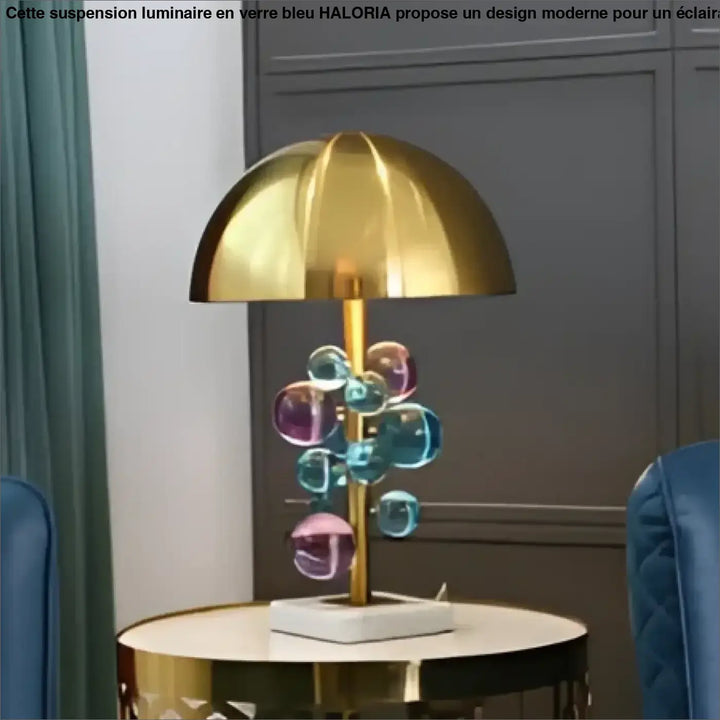 Lampe de table opaly avec dôme doré, tige en laiton et orbes en verre bleu et violet sur socle en marbre blanc, table contemporaine décoration intérieure