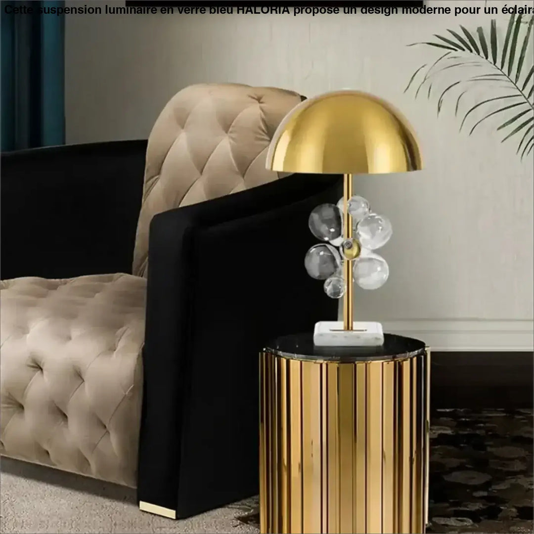 Lampe de table opaly avec dôme doré, boules en verre clair et base en marbre pour une décoration intérieure contemporaine