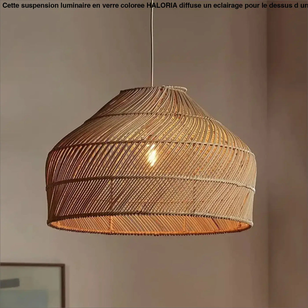 Suspension luminaire arona en rotin tressé de style bohème naturel avec forme dôme légèrement effilée et ton chaud