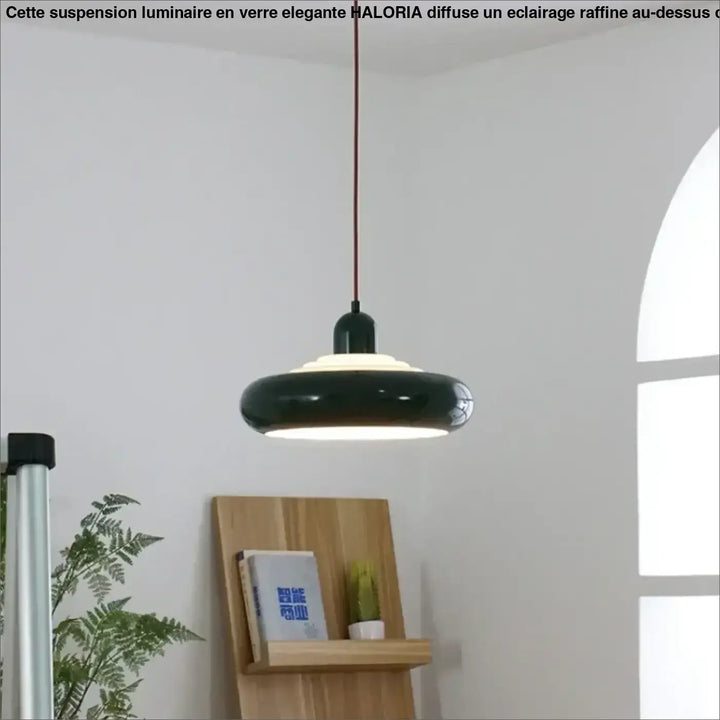 Suspension luminaire medina en vert foncé brillant avec un design moderne et un diffuseur lumière blanc chaud