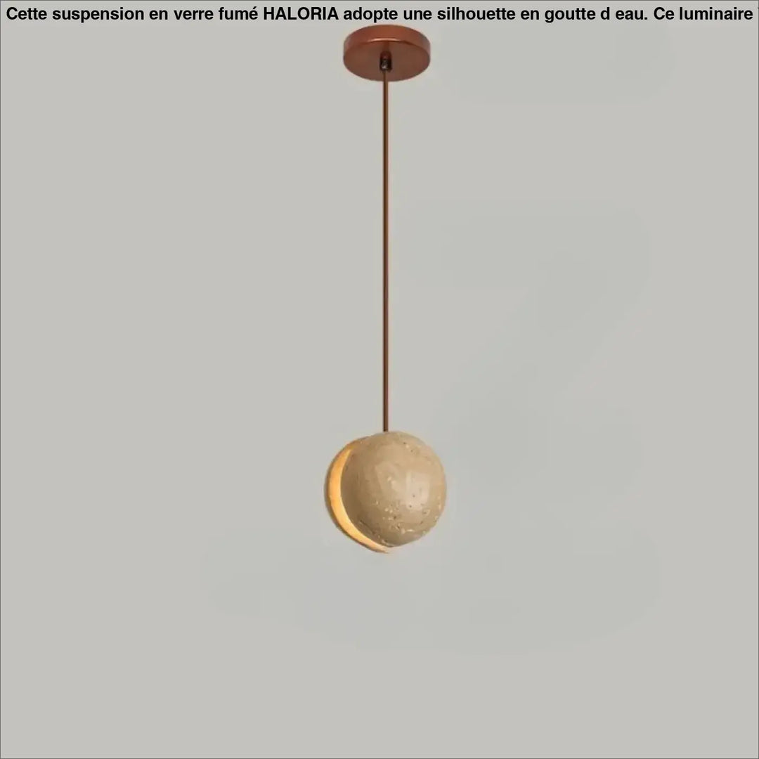 Suspension luminaire kreto avec abat-jour sphérique texturé beige et support cuivre halo doré style travertin aux lignes
