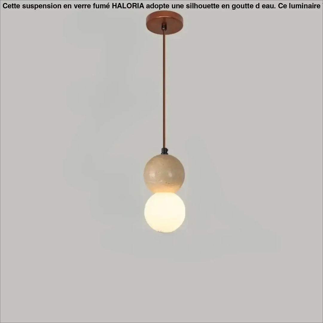 Suspension luminaire kreto avec montage plafond cuivre, tige fine, verre travertin aux lignes beige texturé et globe blanc satiné