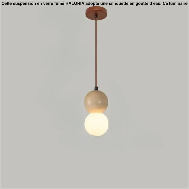 Suspension luminaire kreto avec montage plafond cuivre, tige fine, verre travertin aux lignes beige texturé et globe blanc satiné