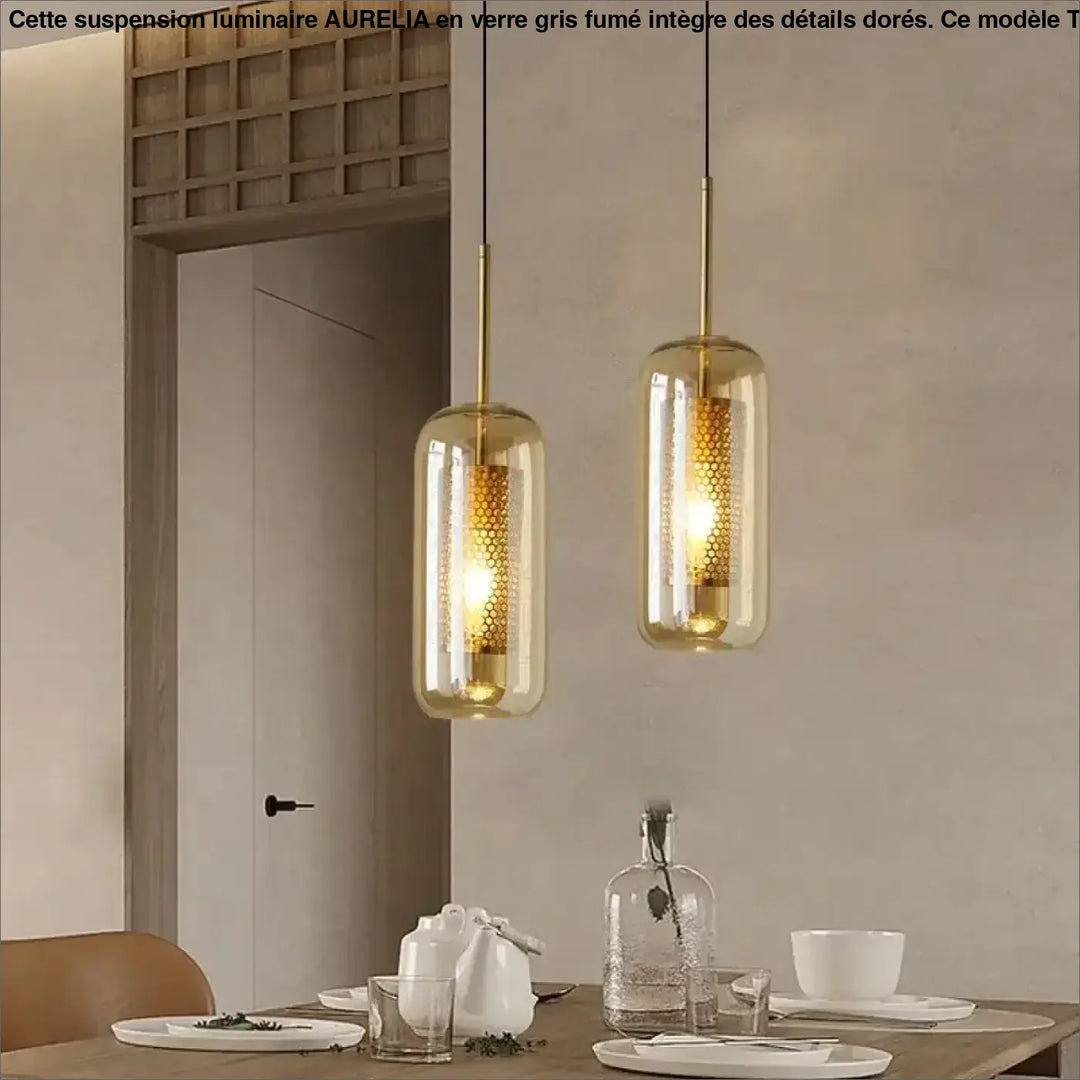 Suspension luminaire eloria avec deux pendentifs dorés et verre transparent aux nuances ambrées en motif nid dabeille