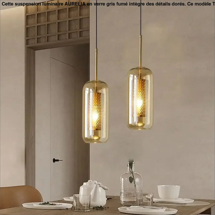Suspension luminaire eloria avec deux pendentifs dorés et verre transparent aux nuances ambrées en motif nid dabeille