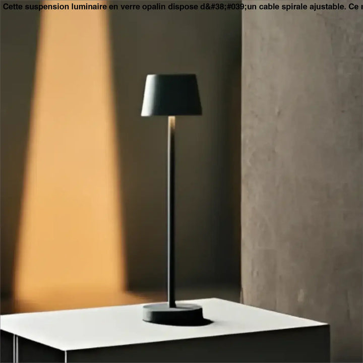 Lampe de chevet minimaliste noire avec base cylindrique et tige fine pour éclairage doux et facilité dentretien