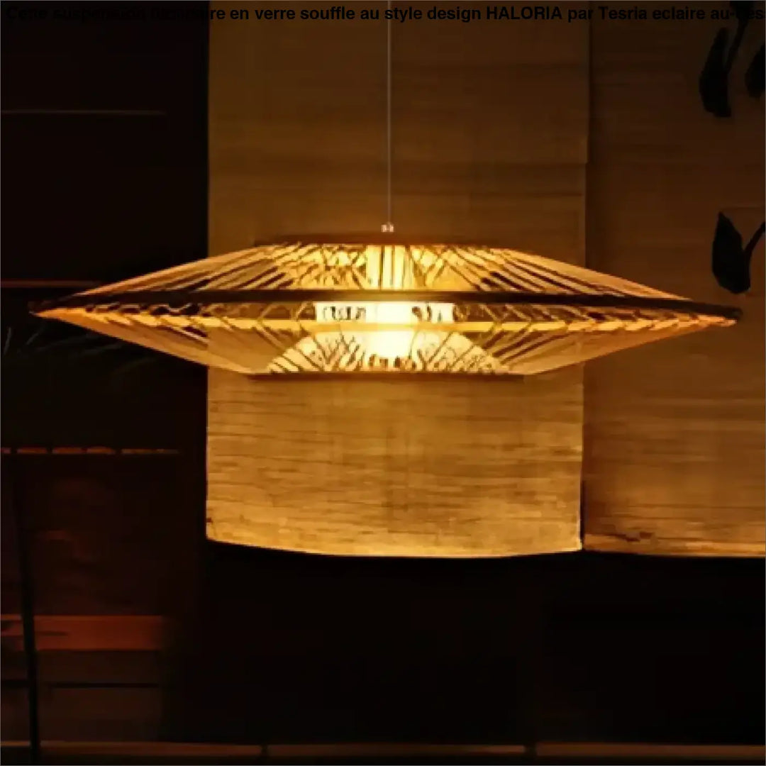 Suspension luminaire bambou en bambou tressé ton chaud avec cadre géométrique diamant presence lumineuse pour design aérien au-dessus d’une table