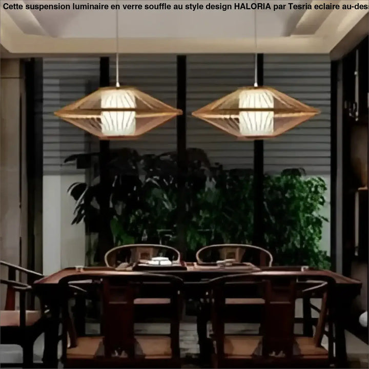 Suspension luminaire bambou avec design aérien tissé en bambou au-dessus d’une table pour présence lumineuse chaleureuse