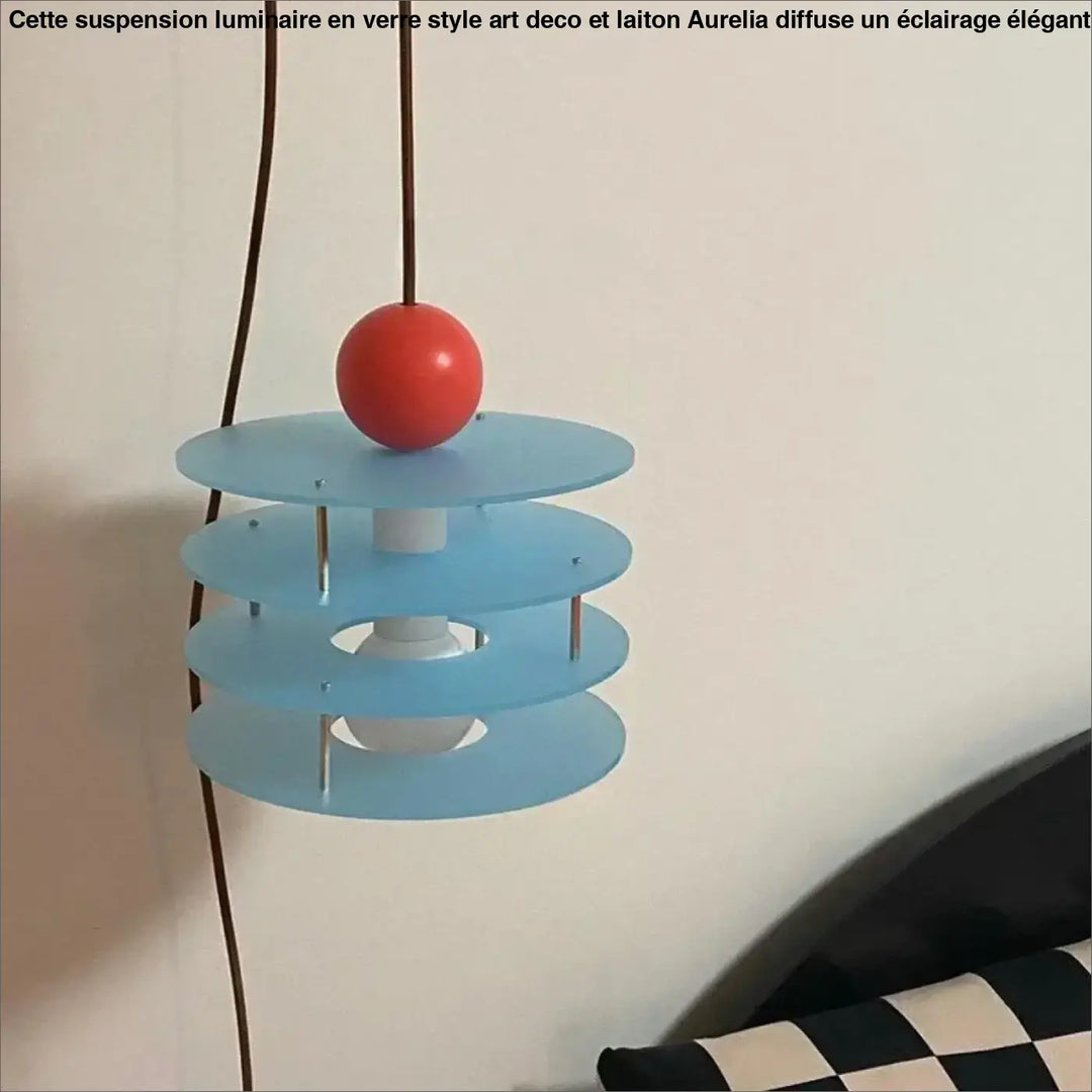 Suspension luminaire contemporaine kellyi avec tiers circulaires translucides bleu clair et sommet sphérique rouge vif