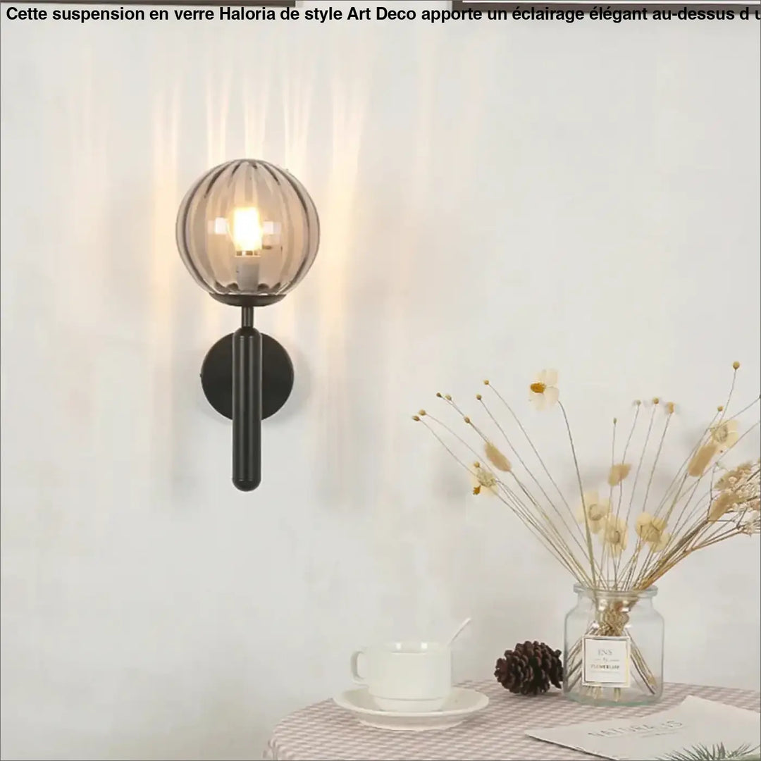 Suspension luminaire en verre style art deco avec globe fumé côtelé noir, idéal au-dessus d’une table ou d’un coin salon