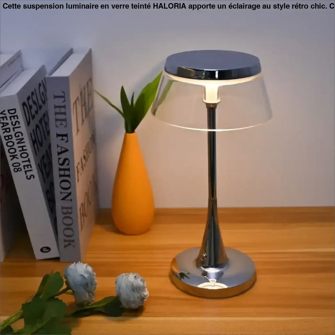 Lampe de table tiah avec design chrome, base et tige chromées, abat-jour transparent diffusant une lumière chaude led