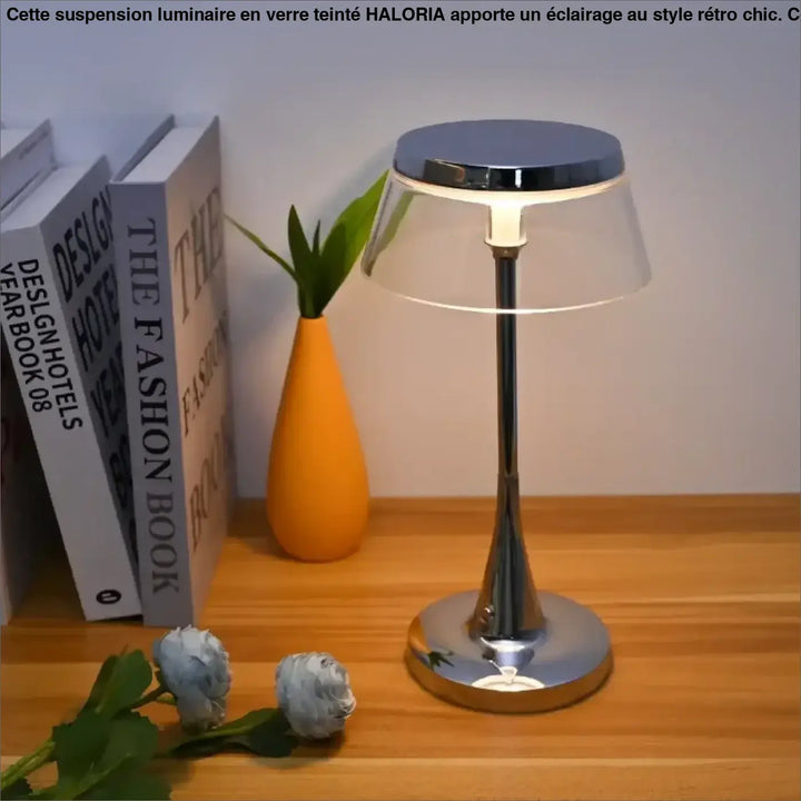 Lampe de table tiah avec design chrome, base et tige chromées, abat-jour transparent diffusant une lumière chaude led