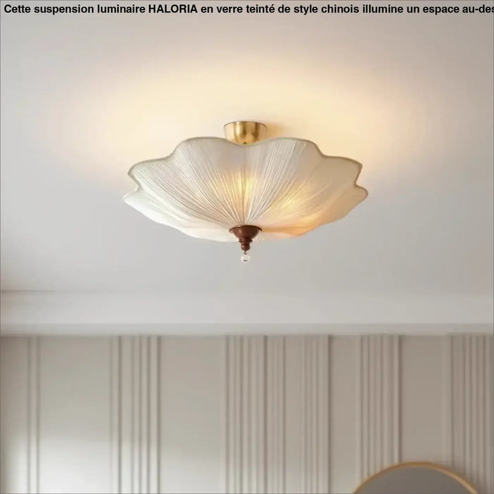 Luminaire plafonnier lotus en verre blanc translucide délicat avec design pétale festonné et accents en laiton