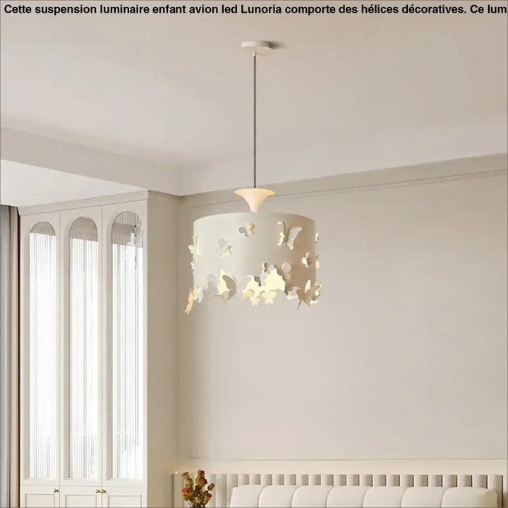Suspension luminaire butelys avec abat-jour cylindrique ivoire orné de papillons pour décoration intérieure au-dessus d’une table