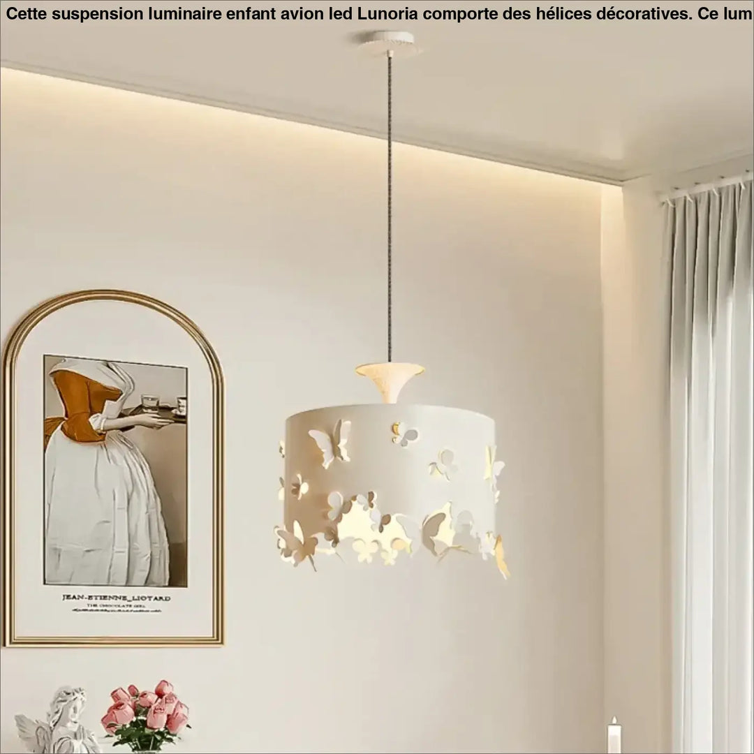 Suspension luminaire butelys cylindrique blanc avec découpes papillons diffusant une lumière chaude pour décoration intérieure au-dessus d’une table