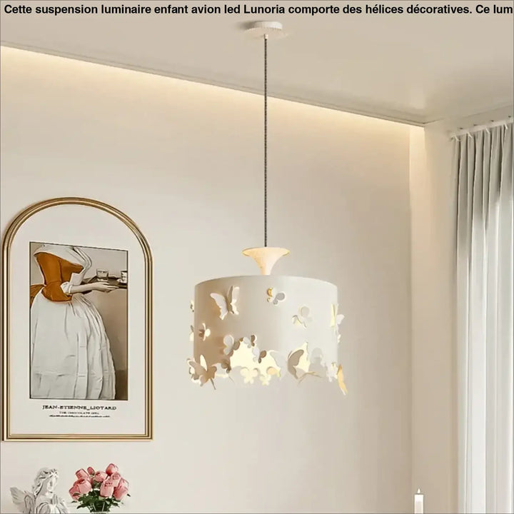 Suspension luminaire butelys cylindrique blanc avec découpes papillons diffusant une lumière chaude pour décoration intérieure au-dessus d’une table