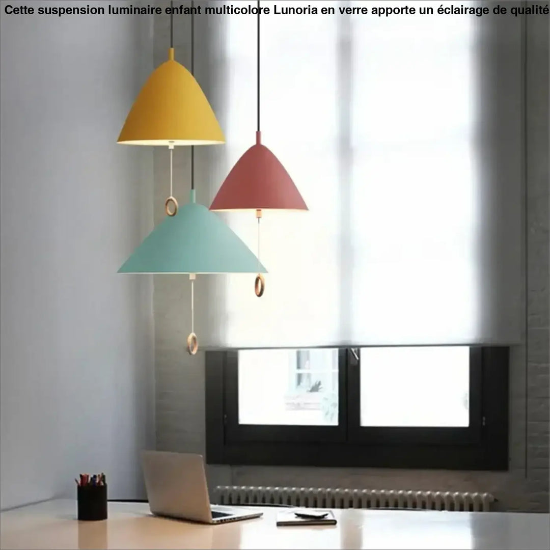 Suspension luminaire conique nouriah avec trois abat-jours colorés jaune, rose et teal et anneaux métalliques suspendus