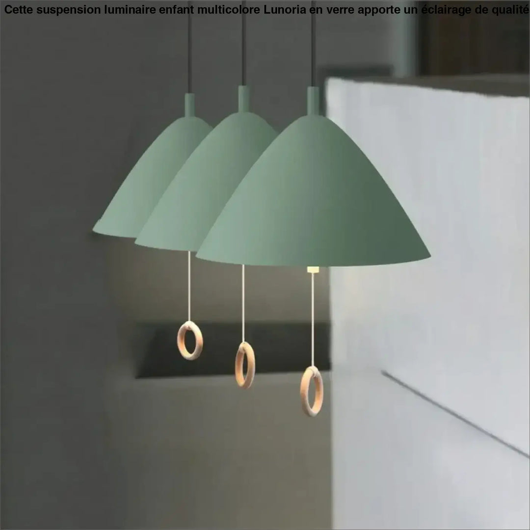 Suspension luminaire nouriah avec trois abat-jours coniques verts sauge mat et anneaux en bois