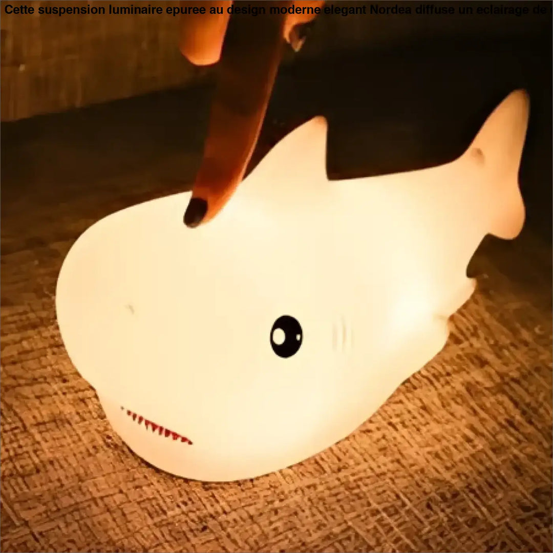 Veilleuse sharky en forme de requin blanc doux en peluche avec lumière douce et objet décoratif qui sert également de veilleuse