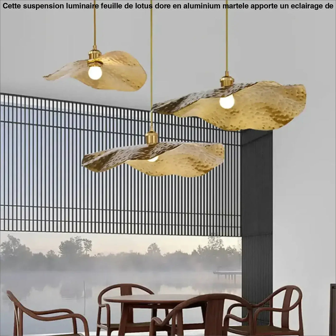 Suspension luminaire feuille de lotus doré en aluminium martelé

