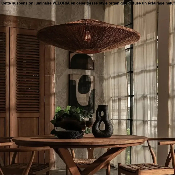 Suspension luminaire bruni en osier tressé style rustique avec texture organique et lumière ambre chaleureuse