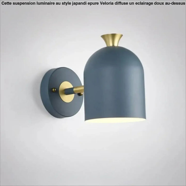 Applique murale scandinave en métal mat bleu avec accent en laiton et abat-jour courbé en forme de cloche glIMMA