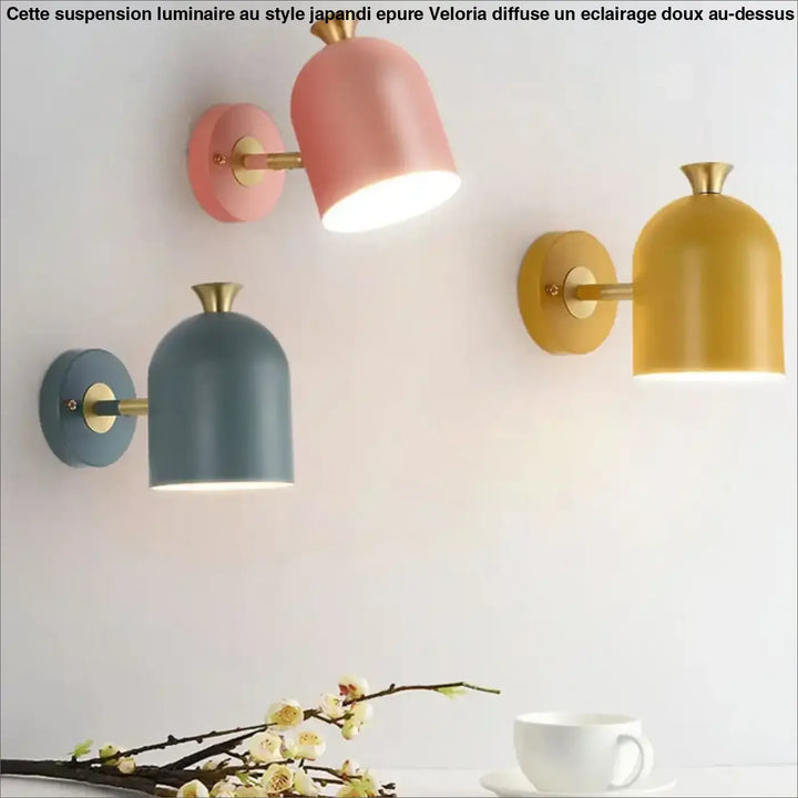 Applique murale scandinave glimmer en métal mat avec finitions en laiton et abat-jour pastel en forme de cloche