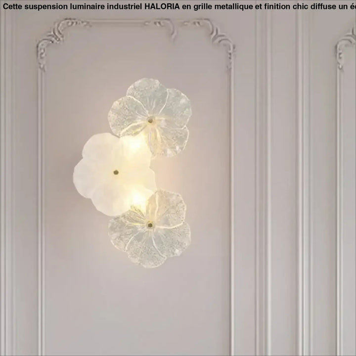 Applique murale kaluna en verre translucide avec trois fleurs lumineuses à pétales texturés murale contemporaine