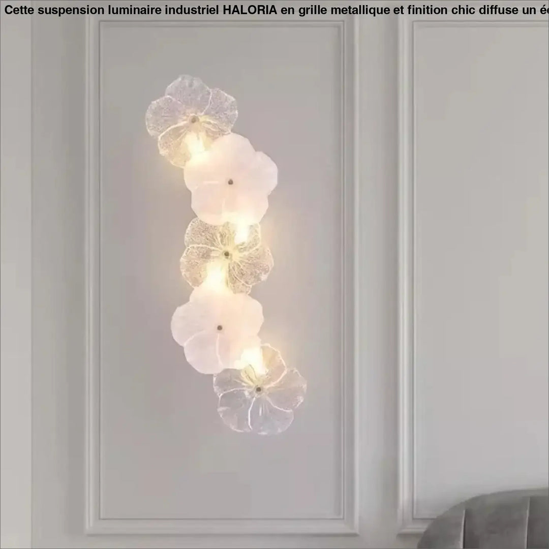 Applique murale kaluna contemporaine avec cinq fleurs en verre translucide blanc doux et centre doré subtil