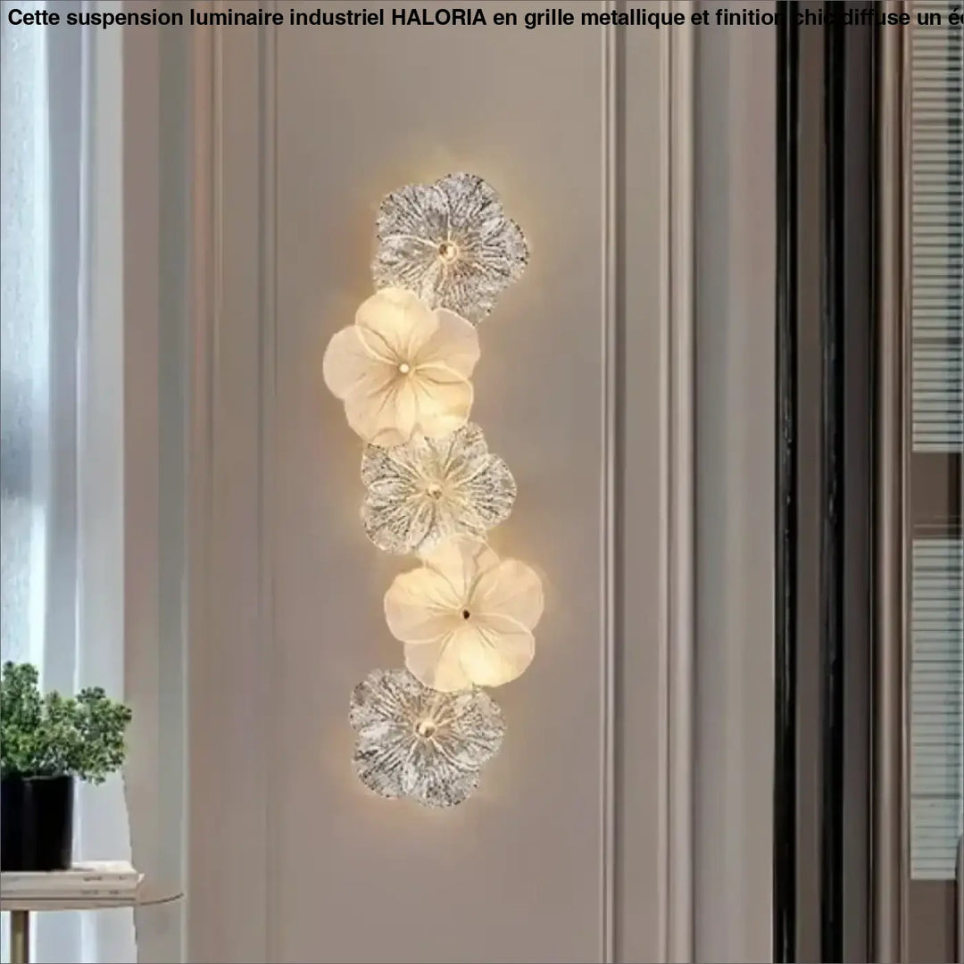 Applique murale contemporaine kaluna avec cinq éléments en verre en forme de fleur blanc givré et argent scintillant