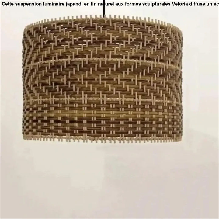 Suspension luminaire cylindrique en osier tissé naturel avec un design artisanal géométrique serré