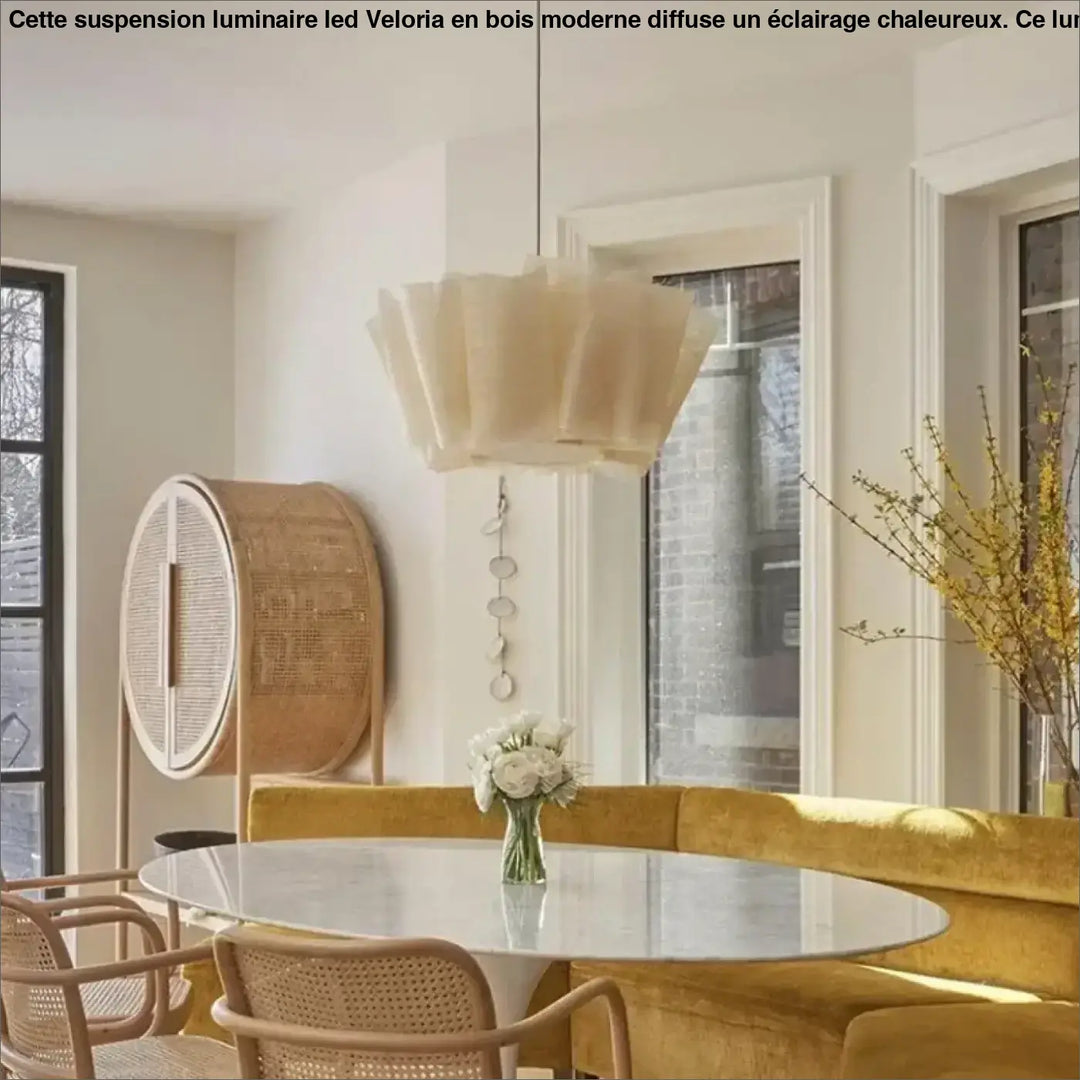 Suspension luminaire led beige avec abat-jour en tissu plissé et bois moderne suspendu au-dessus de la table à manger veloria