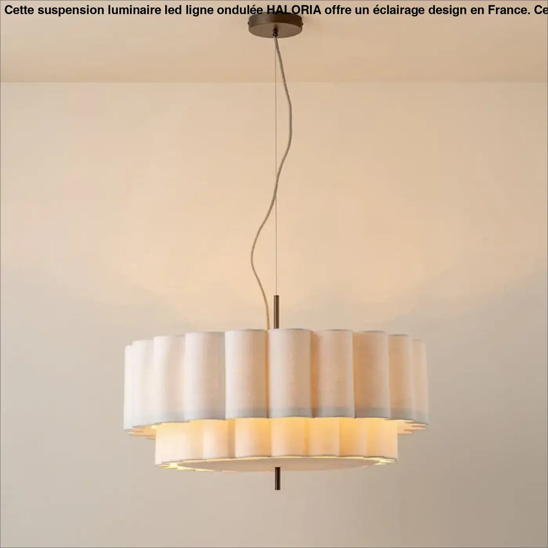 Suspension luminaire led ligne ondulee haloria avec abat-jour plissé crème et blanc suspendu à une structure métal foncé