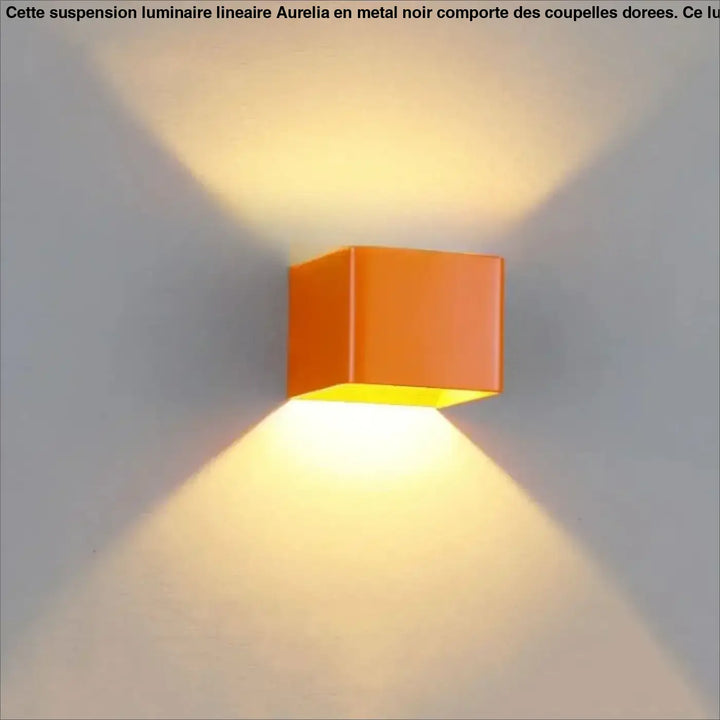 Applique murale tesser orange en forme de cube avec lumière jaune chaude émanant de lintérieur