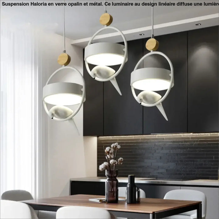 Suspension luminaire linéaire en verre opalin blanc avec accents oiseaux moderne au-dessus d’une table ou d’un coin salon