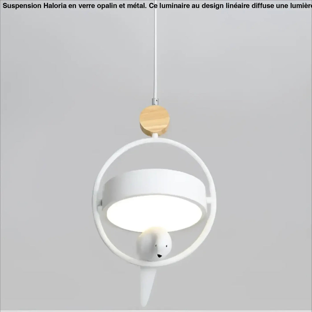 Suspension luminaire lineaire en verre opalin blanc avec cadre circulaire et oiseau décoratif au-dessus d’une table ou d’un coin salon