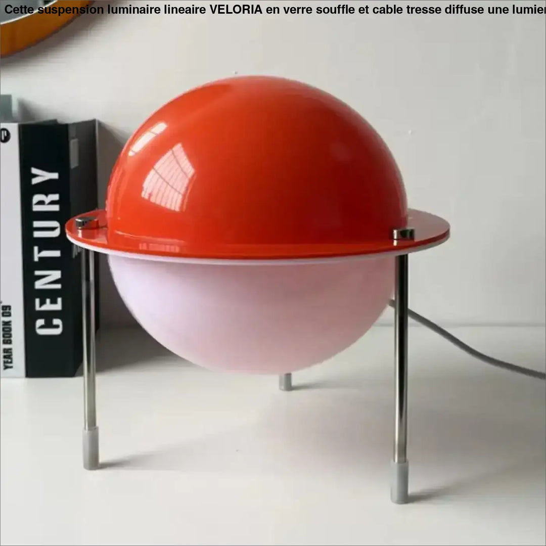 Lampe de table saturne rétro futuriste avec lumière chaleureuse en sphère rouge vif et rose pâle sur pieds chrome fins