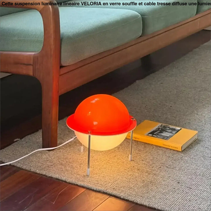 Lampe de table saturne rétro futuriste avec lumière chaleureuse en sphère orange jaune sur pieds métalliques fins