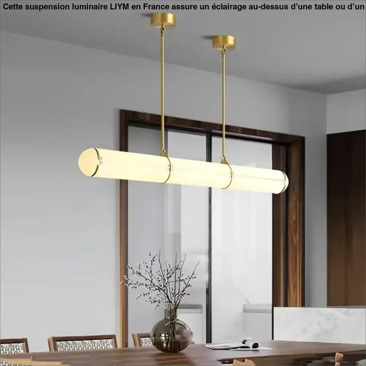Suspension luminaire liym en ton or moderne avec abat-jour cylindrique en verre dépoli au-dessus d’une table ou d’un coin salon